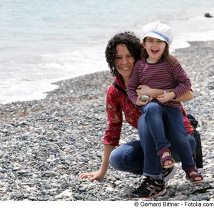 Frau mit Kind am Strand, (c) Gerhard Büttner, fotolia.com