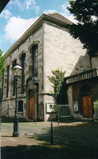 Helle Kirche im Halbprofil (Hochformat)