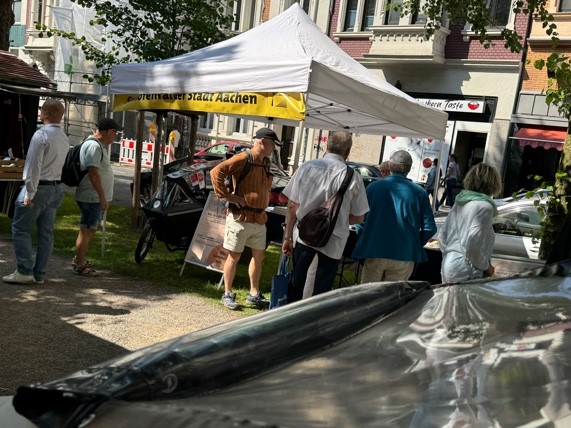 Der Senior*innenrat mit einem Zelt auf dem Alleenfest