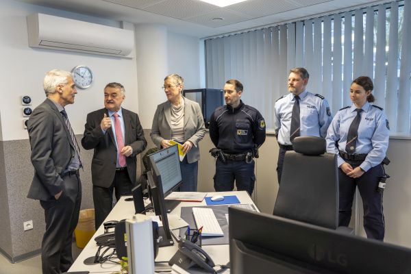 Besuch Reul gemeinsame Anlaufstelle 600 (c) IM NRW Jochen Tack