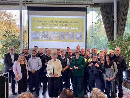 Gruppenbild der Mitarbeitenden vom OSD und den Vertreter*innen der Stadt