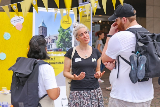 Leute sind am Stand in einem Dialog