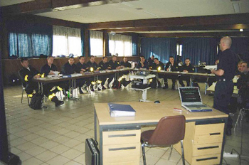 Feuerwehrleute sitzen in einem Seminarraum