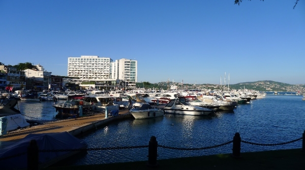 Hafen mit Schiffen am Wasser 