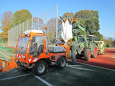 Fahrzeuge der Sportflächenpflege vor dem Befahren eines Kunstrasenplatzes