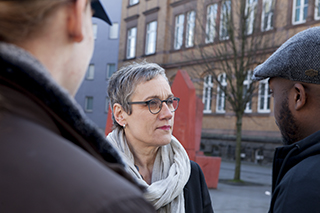 Oberbürgermeisterin Sibylle Keupen unterhält sich mit Bürger*innen