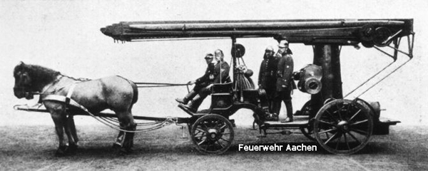 Historische Darstellung eines pferdegezogenen Löschwagen