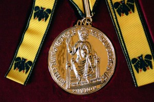 Karlspreismedaille für Jean-Claude Juncker, (c) Stadt Aachen / Paul Heesel