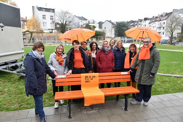 Gruppenfoto mit orangener Bank
