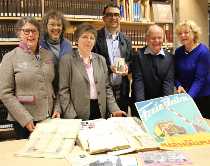 Präsentieren eine Auswahl ihrer Archivalien, die am „Tag der Archive“ in der Nadelfabrik der Öffentlichkeit zugänglich gemacht werden: Eva Hürtgen (Domarchiv), Angelika Pauels (Stadtarchiv), Dr. Beate Sophie Fleck (Archivdirektorin Bischöfliches Diöz