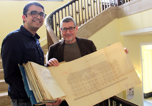 Dr. René Rohrkamp, Leiter des Stadtarchivs, und Walter Köth, Leiter der Nadelfabrik, präsentieren im historischen Treppenhaus der Nadelfabrik die Archivalie des Monats April 2016.  © Nadine Jungblut