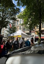 Leute besuchen den Stand des Senior*innenrates auf dem Alleenfest