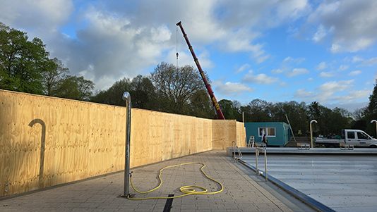 34 Bauzaun zwischen Freibad und Baustelle