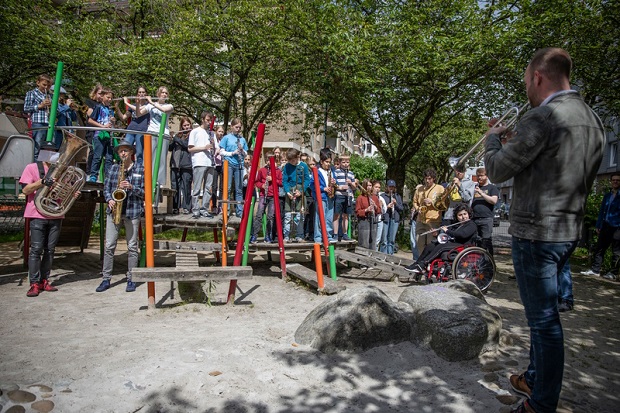 Umzug durch Aachen-Nord, die Gruppe spielt Musik auf einem Spielplatz