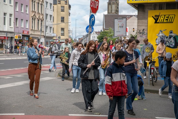 Die Kinder und Jugendlichen sind mit ihren Instrumenten auf dem Weg zum Depot