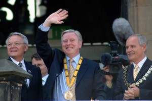 Pat Cox mit Prof. Eversheim und OB Linden auf dem Katschhof (c) Stadt Aachen / Andreas Herrmann