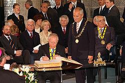 Carlos Azeglio Ciampi trägt sich im Krönungssaal in das Goldene Buch der Stadt Aachen ein, (c) Stadt Aachen / Andreas Herrmann