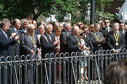 Die prominenten Gäste der Karlspreisverleihung 2005 sprechen zu den Gästen des Karlspreis-Festes auf dem Katschhof, (c) Stadt Aachen / Andreas Herrmann