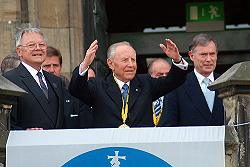 Karlspreisträger Carlo Azeglio Ciampi mit Bundespräsident Horst Köhler (rechts) und Prof. Dr. Walter Eversheim (rechts), Sprecher des Karlspreisdirektoriums, vor dem Aachener Rathaus, (c) Stadt Aachen / Andreas Herrmann