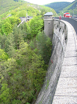 Feuerwehrmänne setzen zum Abseilen von einer Talsperre an