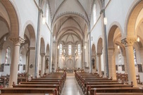 Kirche von Innen, Bänke, Säulen, heller hoher Raum