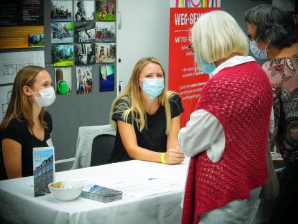 Zwei Frauen mit Maske beim 2. Wohnprojektetag