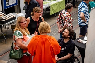 Gespräche am Stand