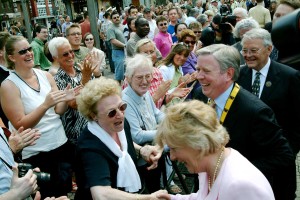 Pat Cox mit Gattin und Prof. Eversheim auf dem Katschhof (c) Stadt Aachen / Andreas Herrmann