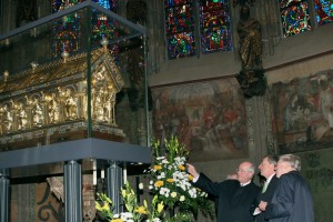 Jean-Claude Juncker am Karlsschrein im Aachener Dom, (c) Stadt Aachen / Helmut Rüland