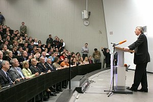 Jean-Claude Junker diskutiert in der RWTH Aachen mit Studenten, (c) Stadt Aachen / Helmut Rüland