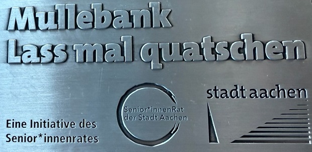 Die Aufschrift auf der Bank "Mullebank - Lass mal quatschen", eine Initiative der Senior*innenrates der Stadt Aachen