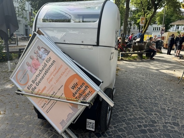 Die Rikscha transportiert das Material für den Informationsstand