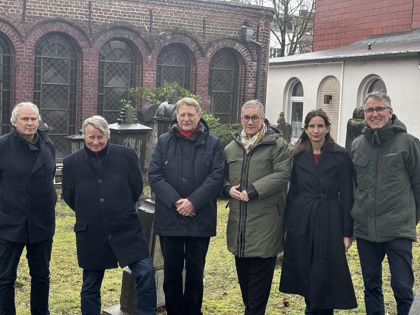 Gruppenfoto.Friedhof.420