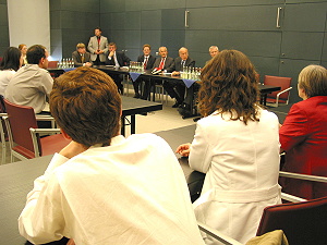 Valéry Giscard d'Estaing diskutiert mit Studenten der RWTH Aache, (c) Foto: Stadt Aachen / Paul Heesel