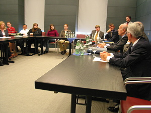 Valéry Giscard d'Estaing diskutiert mit Studenten der RWTH Aache, (c) Foto: Stadt Aachen / Paul Heesel