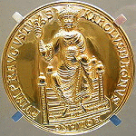 Die Karlspreis-Plakette für Papst Johannes Paul II., (c) Stadt Aachen / Paul Heesel